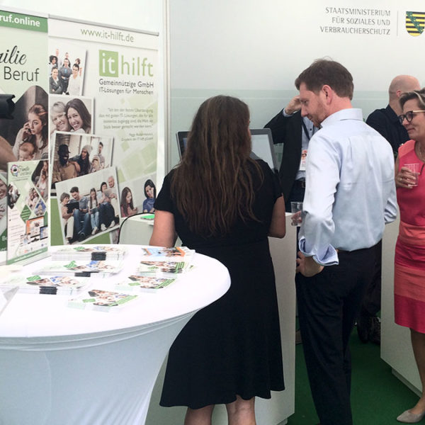 Stand-Besuch von Ministerpräsident Kretschmer beim Familientag Sachsen